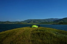 Wir schlugen unsere Zelt auf einer kleinen Landzunge auf und hatten so einen grandiosen Blick auf die Berge
