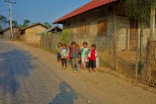 Fröhliche Kinder die uns am Morgen in einem kleinen Dorf begrüßen
