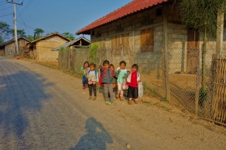 Fröhliche Kinder die uns am Morgen in einem kleinen Dorf begrüßen