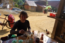 Zum Frühstück gab es erstmal eine Suppe in einem Dorf, welches wir passierten